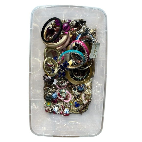 Mystery Jewelry Lot Unsorted Vintage To Modern Costume - Picture 2 of 2